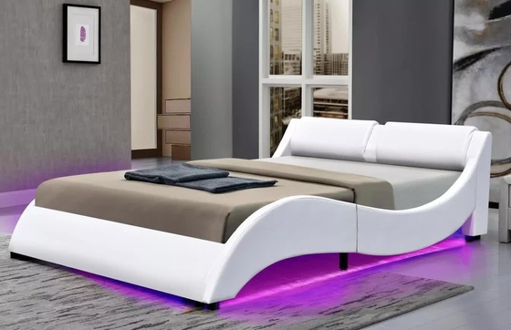 إطارات سرير منجد ناعم بحجم كينج من الجلد الصناعي PU شكل منحنى مع لوح أمامي LED