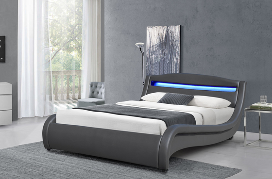 سرير منجد من الجلد الصناعي، إطار سرير بمنصة مع إضاءة LED، تصميم منحني